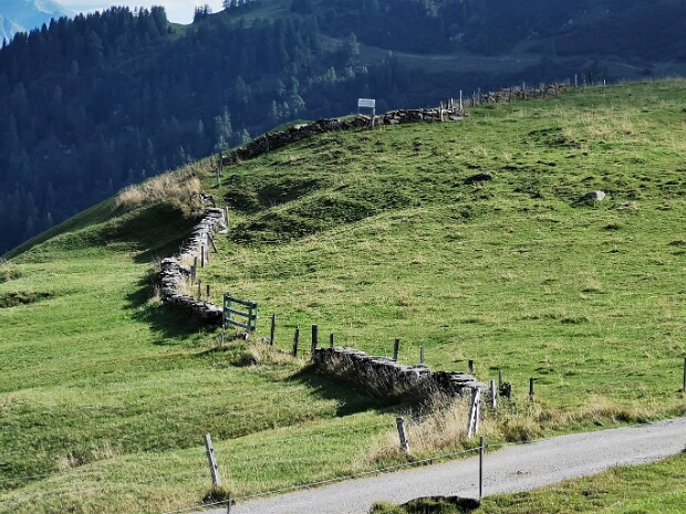 Natursteinmauer Salaz-Viöleler